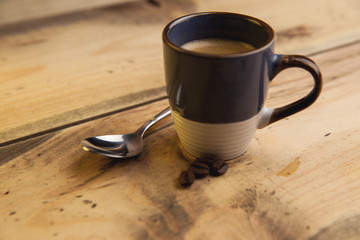 Café recién hecho por la mañana sobre una mesa rústica