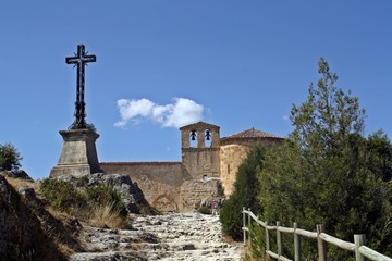 Fototapeta na wymiar Ermita de San Frutos en el Parque Natural de las Hoces del río Duratón (Carrascal del Río, Segovia, España).