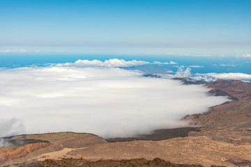El Teide in Tenerife, nuvole sotto la cima del vulcano