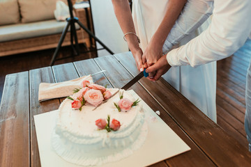 Obraz na płótnie Canvas knife cutting wedding cake