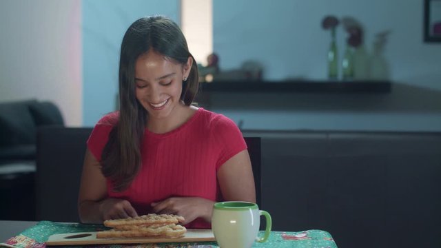 Joven comiendo bu&ntilde;uelo