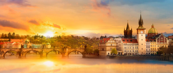 Toneel de zomermening van de gebouwen van de Oude Stad, de Karelsbrug en de Moldau in Praag tijdens een geweldige zonsondergang, Tsjechië