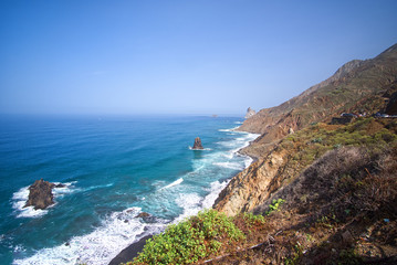 Die raue schroffe Steilküste im Norden von Teneriffa. Beliebte Badebuchten mit Sandstrand zwischen Almaciga und Benijo. Felsen, Vulkangestein, der Atlantik und das Anagagebirge im Hintergrund.