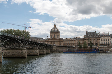 Fototapeta na wymiar Institut de France et le pont des Arts Paris
