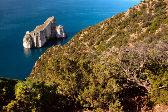 Panorama costiero con scoglio Pan di Zucchero, Iglesias, Sardegna, Italia