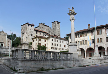 Feltre: piazza Maggiore con il castello di Alboino