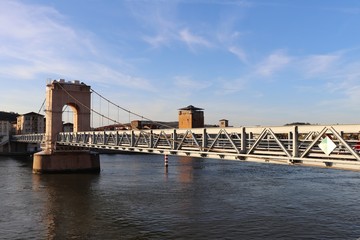 Fototapeta premium Kładka dla pieszych w mieście Vienne nad Rodanem - Departament Isère - Most wiszący łączący Vienne i Sainte Colombe