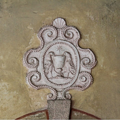 Abbazia cistercense di Santa Maria di Follina: stemma con due uccelli e calice