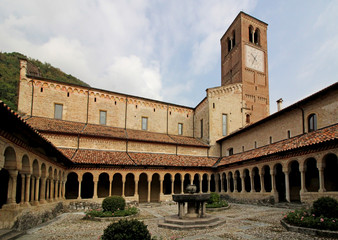 Fototapeta premium Abbazia cistercense di Santa Maria di Follina: il campanile e la chiesa dal chiostro