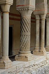 Abbazia cistercense di Santa Maria di Follina: colonna decorata del chiostro
