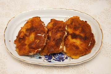 Cutlets with melted cheese  ,Recette de Chaussons panés (cordon bleu maison)