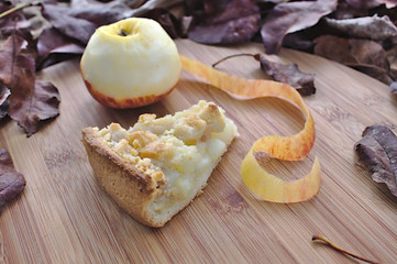 Apfelkuchen, Apfel und Herbstlaub