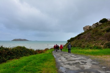 Randonneurs sur le sentier côtier en Bretagne. France