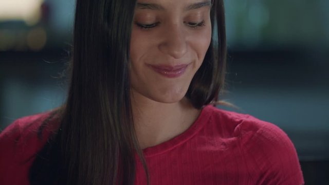 Joven comiendo bu&ntilde;uelo