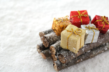 木の枝で作った手作りのクリスマス雑貨とサンタとプレゼント