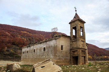 Fototapeta na wymiar the sunken and destroyed church of St. Nicholas in Mavrovo