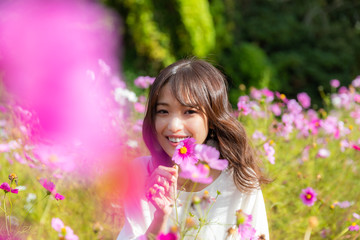 女性　花畑　コスモス　笑顔