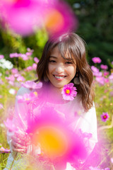 女性　花畑　コスモス　笑顔　正面