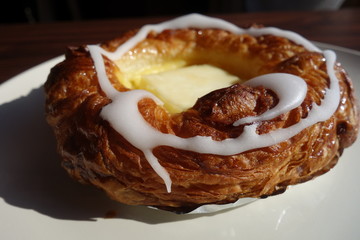 皿の上のデザートデニッシュ