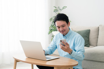 部屋でインターネットをする男性