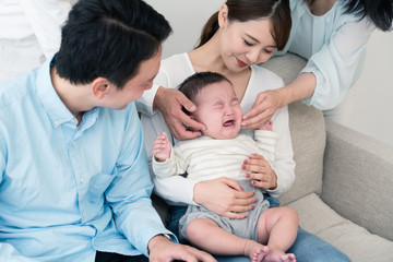 赤ちゃんと家族団らん