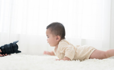 Fototapeta premium 赤ちゃんの写真を撮るお母さん