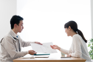 Obraz premium 顧客に設計プランを見せるビジネスマン