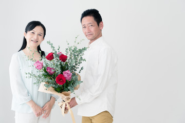 妻に花束を贈る夫