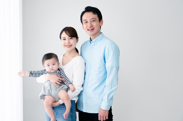 赤ちゃんを抱くお母さんとお父さん