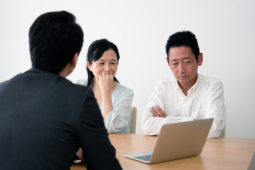 Obraz premium 営業マンとシニア夫婦