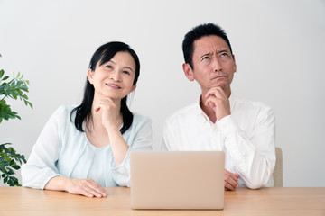 Obraz premium インターネットで調べ物をするシニア夫婦