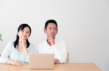 Fototapeta premium インターネットで調べ物をするシニア夫婦