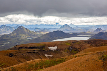 Obraz premium Beautiful contrast of the mountainous landscape in Iceland. Travel and scenic places to hike.