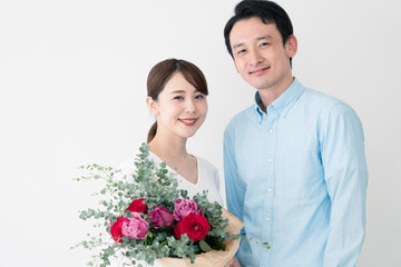 女性に花束を渡す男性