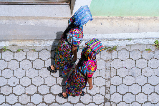 Dos mujeres mayas est&aacute;n caminando por una calle en Zunil Guatemala.
