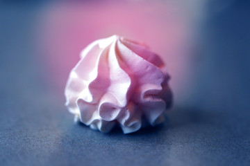 Photo macro of a delicious meringue white cake