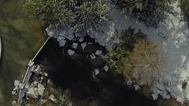 Senkrechter Blick auf einen Fluss in M&uuml;nchen im Winter