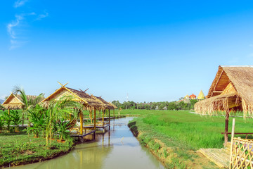 Obraz premium The resting huts constructed from bamboo and thatched roofs for relaxing in the rice fields.