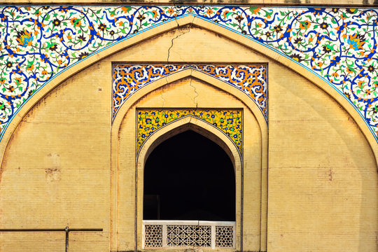 Details of a Wazir Khan mosque built in the 16th centaury 