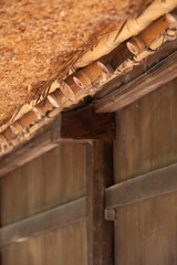 日本の伝統的な家屋である茅葺き屋根の作り