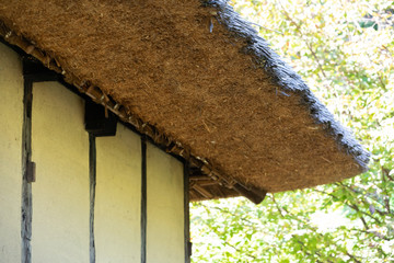 日本の伝統的な家屋である茅葺き屋根の作り