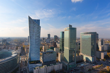 Fototapeta premium Widok z lotu ptaka na nowoczesne budynki miasta, wieżowce mieszkalne i biurowe, Warszawa, Polska