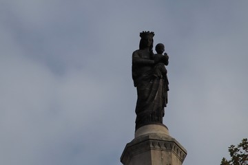 Fototapeta premium Statue de la Vierge sur une colonne en pierre sur l'esplanade de Pipet dans la ville de Vienne - Département de l'Isère - France