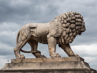 Fototapeta na wymiar statue de lion sur la place de la Concorde à Paris