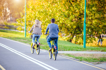 Fototapeta premium Cyclists ride on the bike path in the city Park