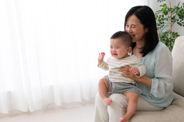 孫の世話をする女性