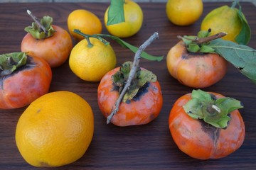 Fototapeta na wymiar テーブルの上の柿と蜜柑