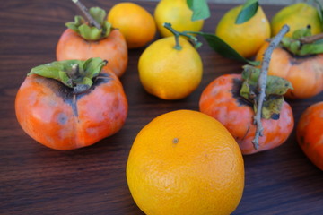 テーブルの上の柿と蜜柑