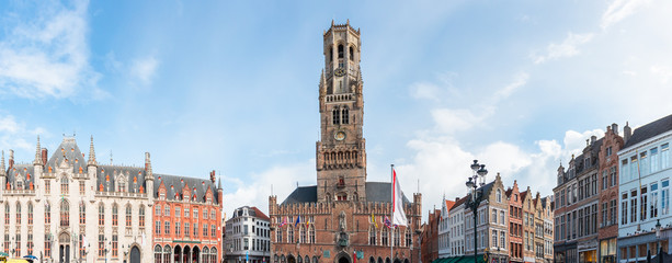 Naklejka premium Plac Grote Markt lub rynek w wieży Brugge i Belfort, Belgia