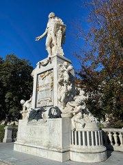 Fototapeta na wymiar Mozart Statue Wien